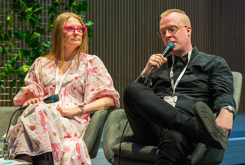 Paneelikeskustelu. Lähikuva Veera Rusasesta ja Marko Harisesta.